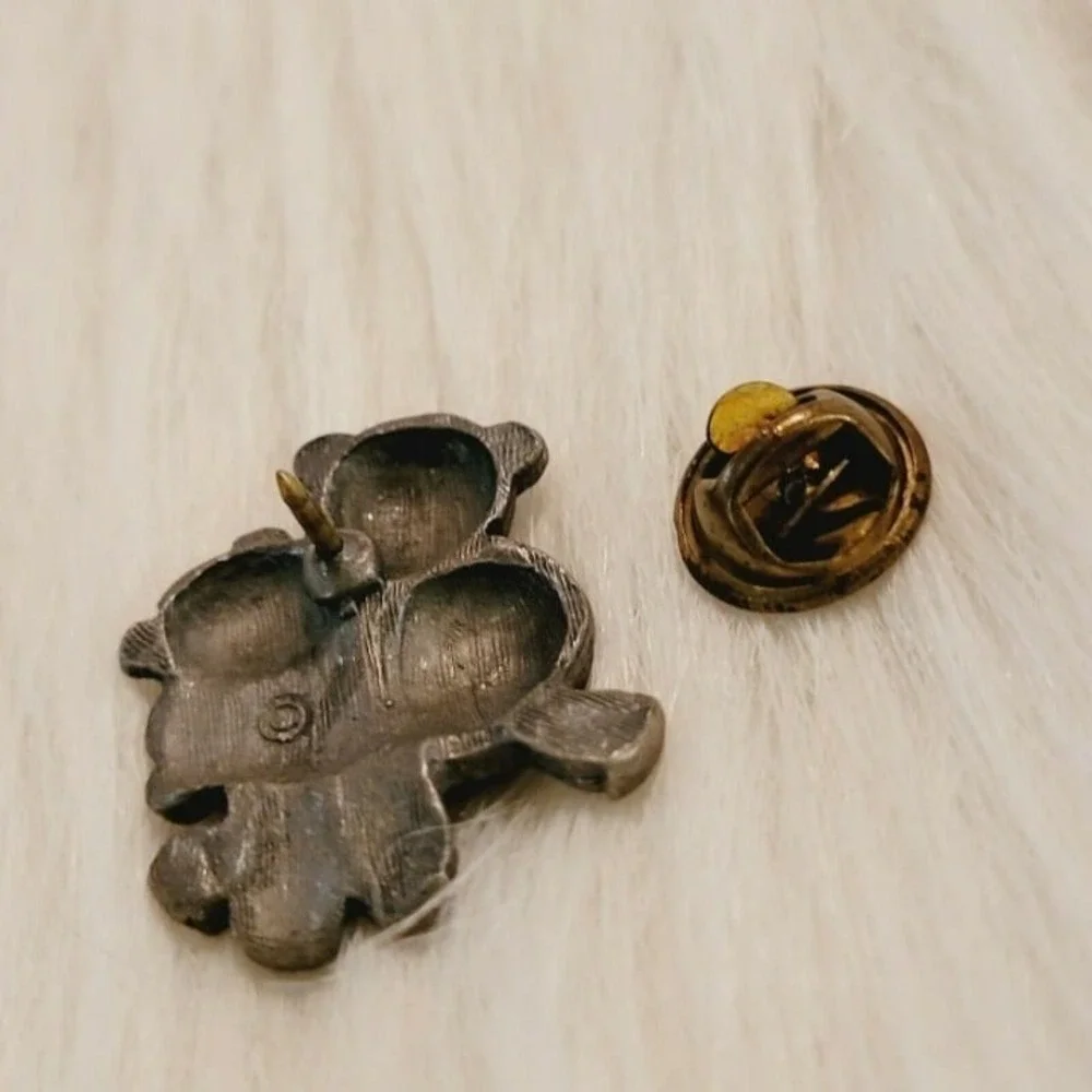 Vintage Pewter Teddy Bear Pin Heart 3D Textured Animal Zoo Figural 8272